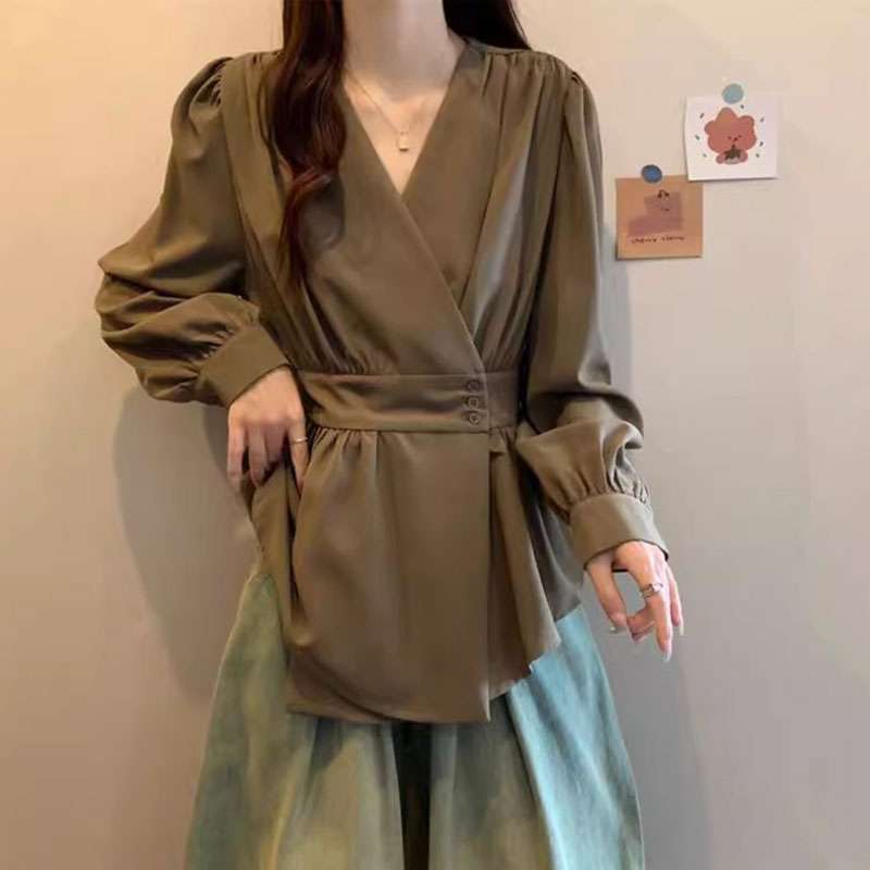 大人の品格漂う深襟巻き風チュニックブラウス